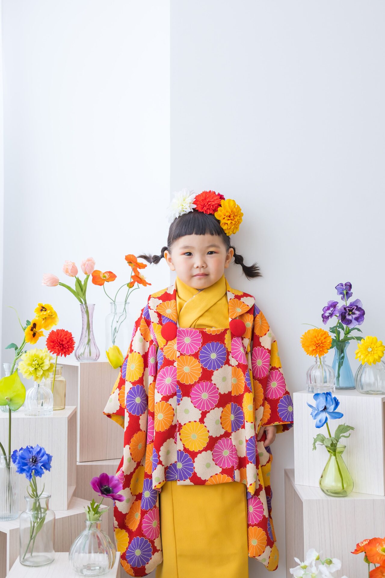 春のスタジオ装飾で七五三の前撮りをした3歳の女の子（花と星フォトスタジオ）