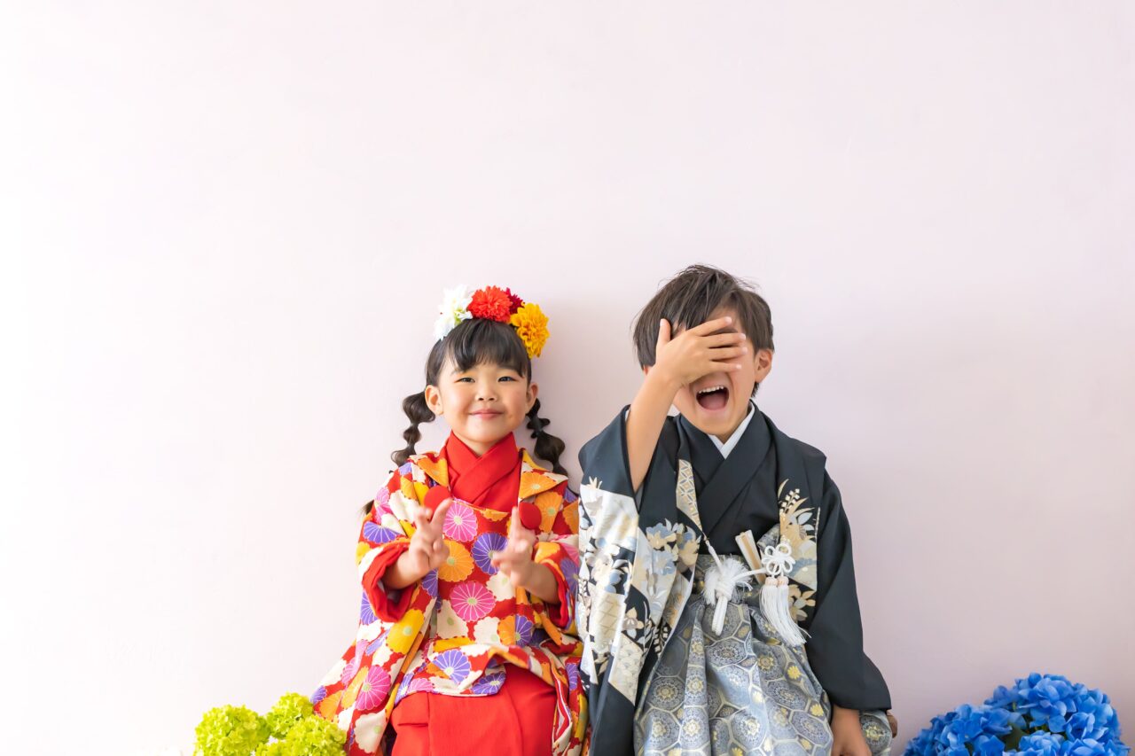 ピンク色の壁と3歳＆5歳のきょうだい七五三