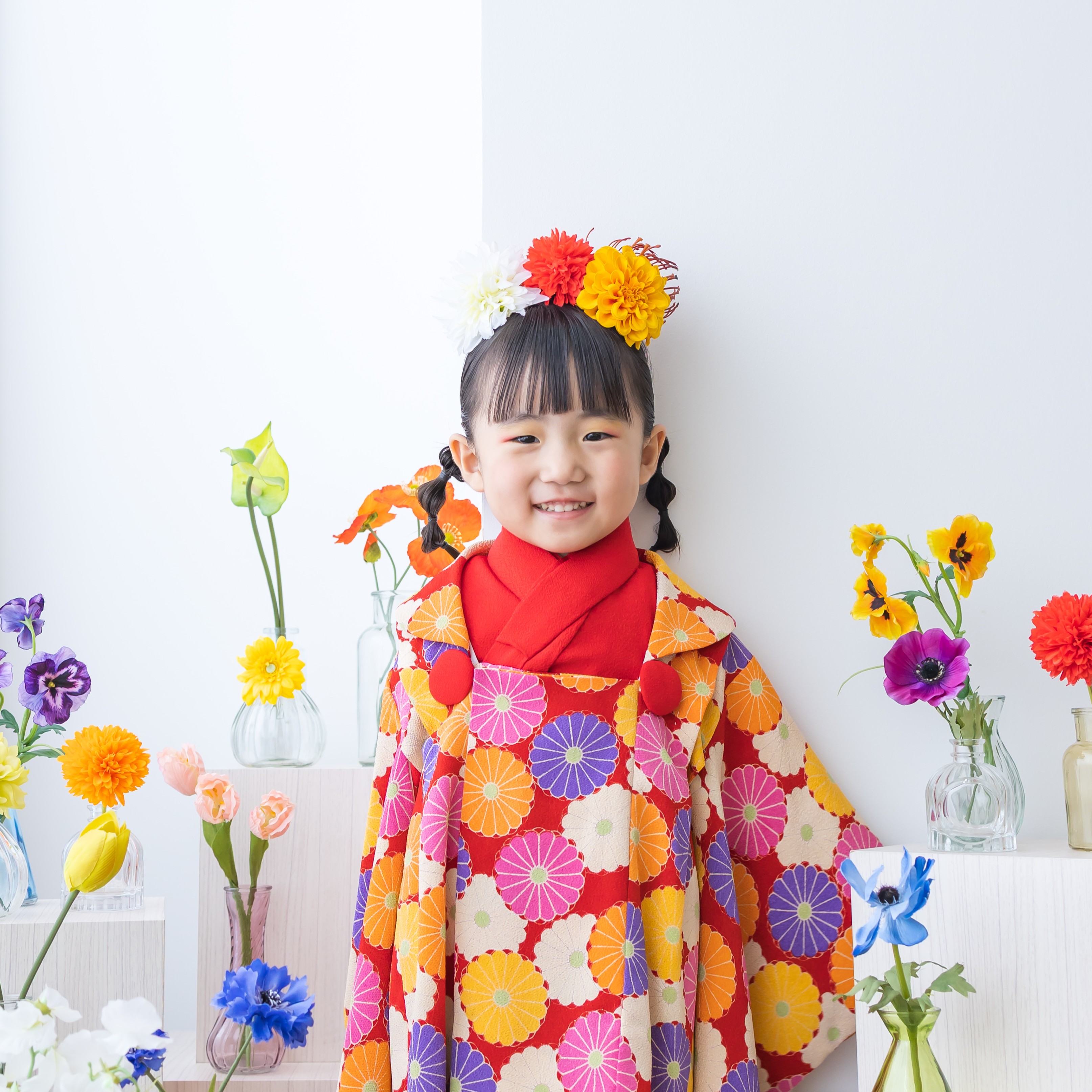 白い背景とカラフルなお花の七五三